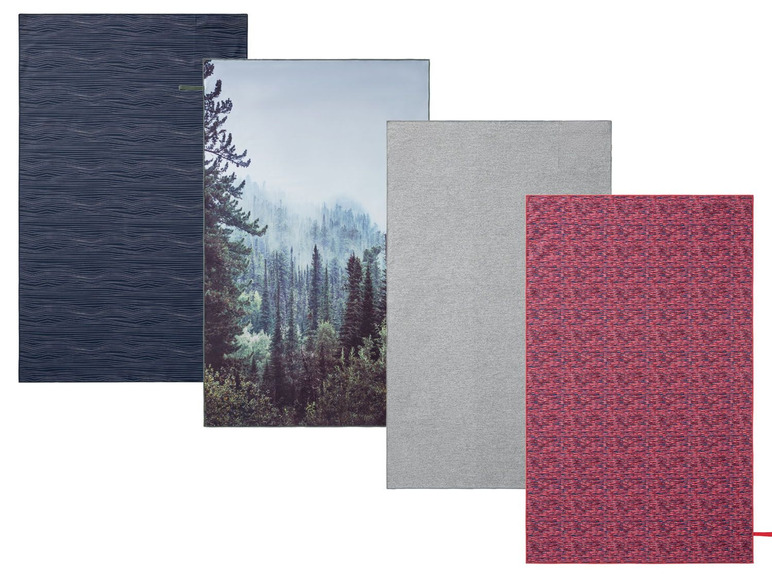 Vier Badetücher in verschiedenen Farben und Mustern, darunter eines mit Waldmotiv.