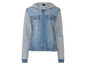Eine Jeansjacke mit Kapuze und grauen Ärmeln.