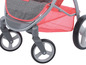 Ein rosa und grauer Puppenwagen mit Rädern.