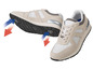 Beigefarbene Sneaker mit flexibler Sohle.