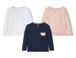 Drei Langarmshirts für Mädchen: weiß, rosa mit Rüschen und dunkelblau mit Herzen.