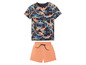 T-Shirt mit Hai-Druck und orangefarbene Shorts.