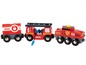 Ein roter Brio Zug mit einem Feuerwehrauto und einem Tankwagen.