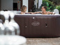 Ein braunes Lay-Z-Spa aufblasbares Whirlpool mit zwei Personen