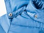 Detail einer blauen Winterjacke mit Knöpfen.