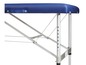 Ein blauer Massagetisch mit Aluminiumgestell.