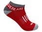 Rote Everlast Socken mit grauen Akzenten.