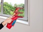 Eine Person reinigt ein Fenster mit einem elektrischen Fensterreiniger.