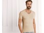 Mann trägt ein beiges T-Shirt mit V-Ausschnitt.