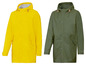 Zwei Regenjacken, eine gelbe und eine grüne, mit Kapuze.