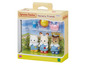Sylvanian Families Spielzeugset mit drei Puppen, einer Tasche, einem Ball und einem Eimer.