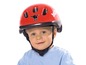 Ein Kind trägt einen roten BIG Bobby Car Helm.