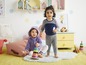 Zwei Babys spielen mit Spielzeug in einem Kinderzimmer.