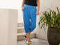 Lockere blaue Hose im Casual-Look.