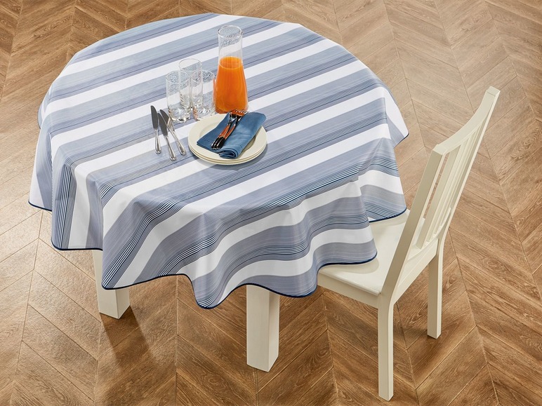 Runder Tisch mit gestreiftem Tischtuch und Stuhl
