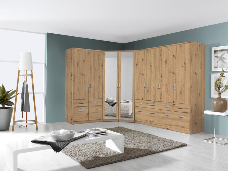 Ein großer, hölzerner Eckkleiderschrank mit Spiegeln in einem modernen Schlafzimmer.