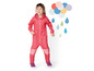 Ein Kind in einem rosafarbenen Regenoverall und Gummistiefeln, im Hintergrund eine Regenwolke und Regentropfen.