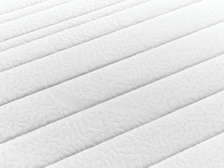 Nahaufnahme eines weißen Matratzenbezugs mit eingeprägtem Muster.