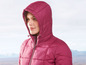 Eine rosafarbene Winterjacke mit Kapuze.