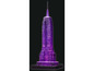 Ein lilafarbenes 3D-Puzzle-Modell des Empire State Buildings.