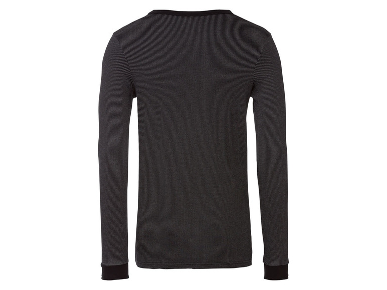 Ein schwarzes, gestreiftes Langarmshirt