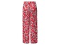 Rote Hose mit Blumenmuster.