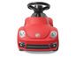 Ein rotes Volkswagen Beetle Lauflernfahrzeug für Kinder.
