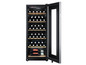 Ein schwarzer Weinkühler mit Glastür, gefüllt mit Weinflaschen.