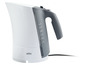 Ein weißer Wasserkocher von Braun mit einem grauen Griff.