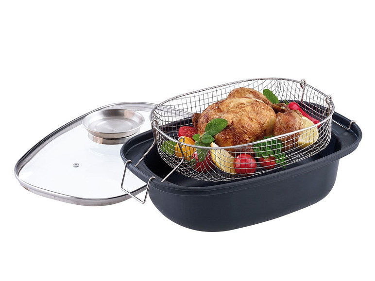 Eine Bratpfanne mit Gitter, Deckel und einem Brathähnchen.
