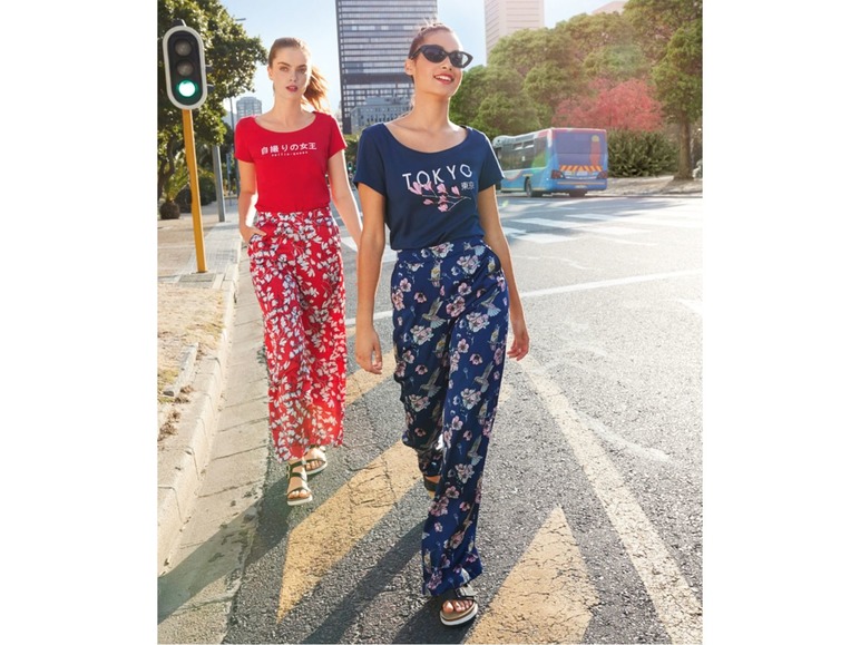 Zwei Frauen in sommerlicher Kleidung mit Blumenmuster.