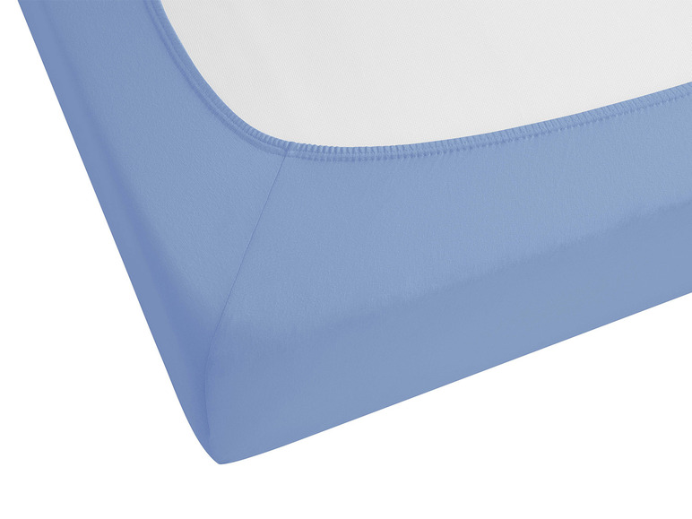 Ein hellblaues Spannbettlaken.