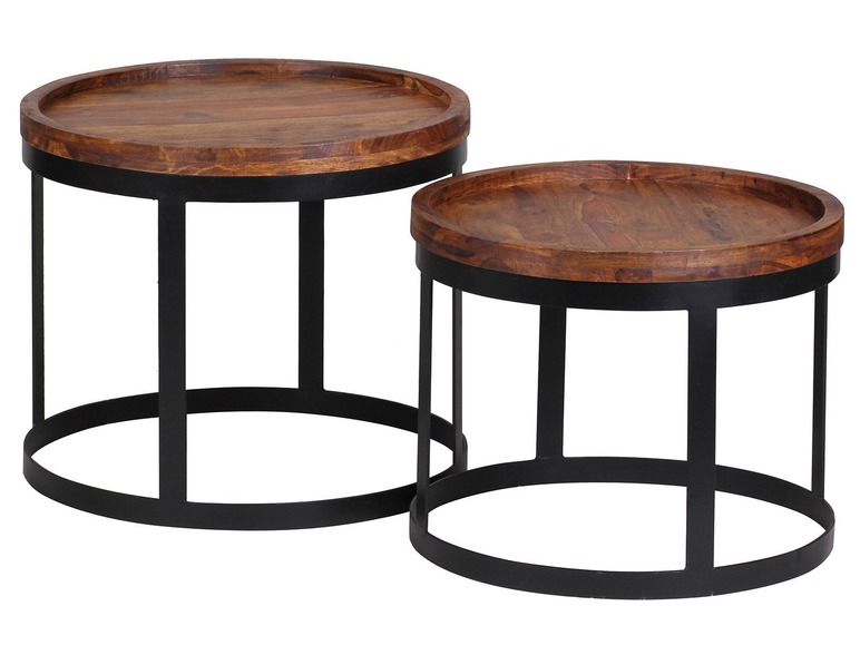 Zwei runde Holz-Beistelltische mit schwarzem Metallgestell.