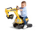Ein Kind fährt auf einem gelben Spielzeugbagger.