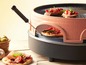 Pizza und Bruschetta werden in einem rosa elektrischen Ofen gegrillt.