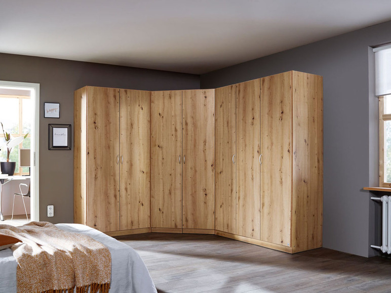 Ein Holz-Eckkleiderschrank im Schlafzimmer.