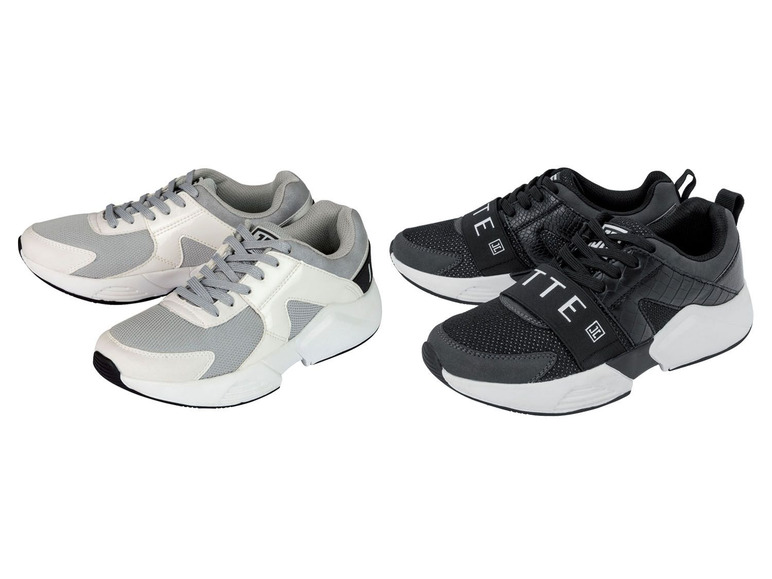 Zwei Paar weiße und schwarze Sneaker mit 'TTE' Logo.