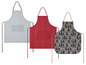 Drei Schürzen: gestreift, rot mit Punkten und grau mit Rentieren.