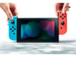Eine Nintendo Switch mit blauen und roten Joy-Con Controllern.