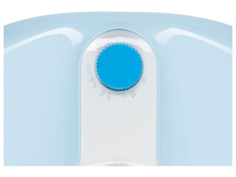 Ein blaues Fußbad mit einem Drehknopf.