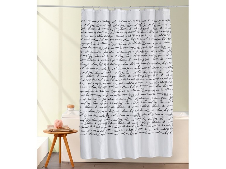Eine Duschvorhang mit einem Druck von schwarzer Handschrift auf weißem Hintergrund.