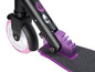Nahaufnahme eines lila Rollers mit schwarzen Rädern.