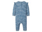 Ein blauer Baby-Strampler mit Rüschen.