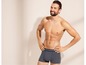 Mann in gestreiften Boxershorts