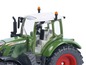 Ein grüner Fendt 724 Vario Traktor mit großen Rädern.