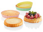 Tartelettes mit Beeren und zwei Silikonbackformen.