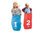 Zwei Kinder mit Playtive Sackhüpfen in blau und rot.