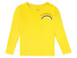 Gelbes Langarmshirt mit Regenbogen und dem Schriftzug 'my happy place'.