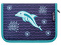 Ein blaues Etui mit einem Delfin und Meer-Motiv, von der Marke DerDie.