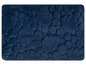 Blaue Badematte mit Muschel- und Steinmuster.